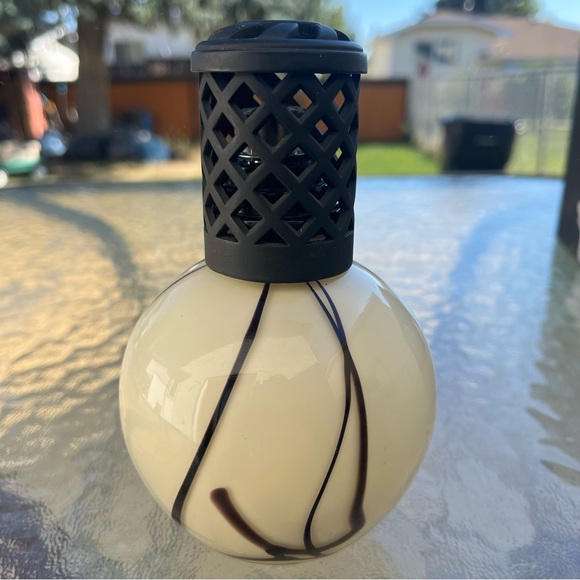 New La-Tee-Da Effusion Lamp Beige & Black Glass Lattice Crown - Picture 3 of 9